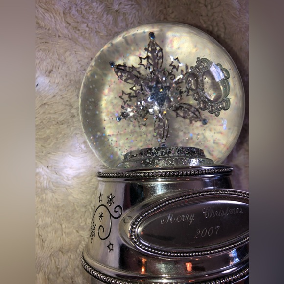 Things Remembered, snow globe, see video, wind up  display 2007 - Picture 3 of 6